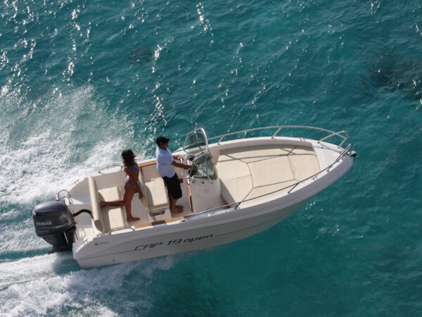 Capelli Cap 19 Open, boot varend op zee vanuit vogelperspectief