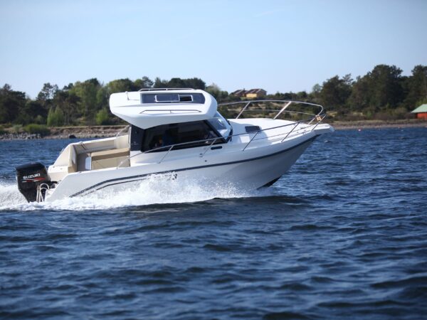 Capelli Dino 23, boot varend op water