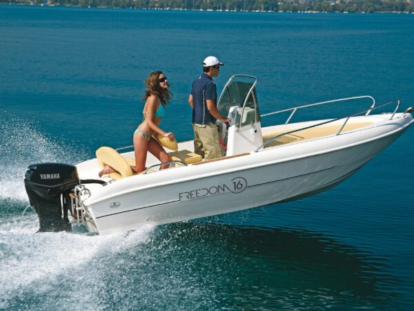 Capelli Freedom 16, boot varend op water