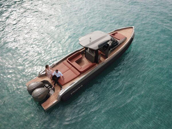 Capelli Stradivari 43, boot op zee met stel