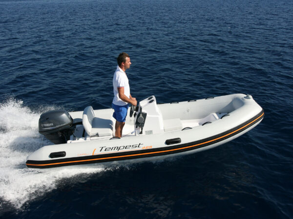 Capelli Tempest 425 Easy, rubberboot varend op zee