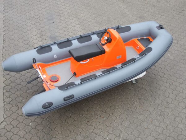 Capelli Tempest 430 Work, rubberboot met stuurconsole op straat