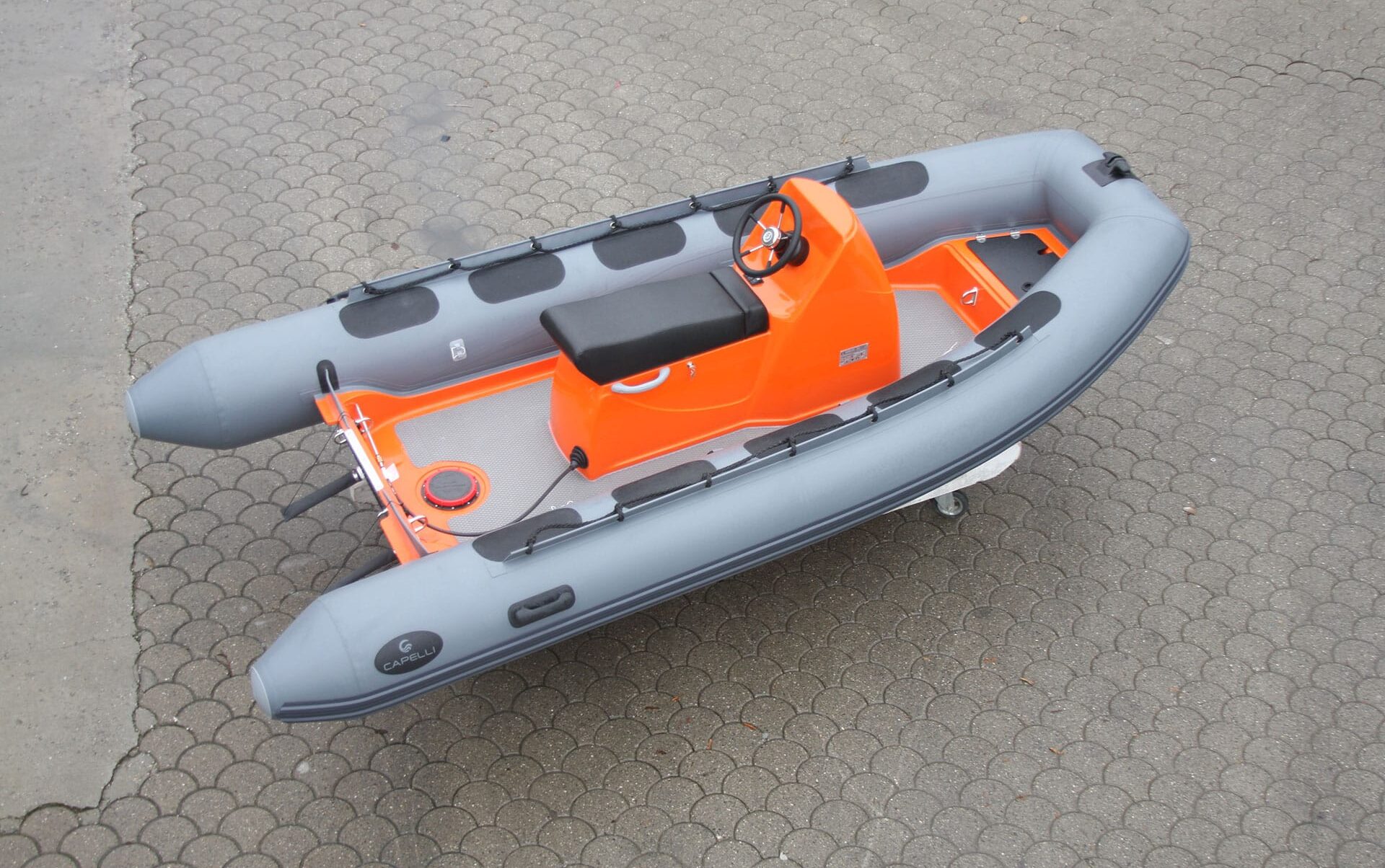 Capelli Tempest 430 Work, rubberboot met stuurconsole op straat