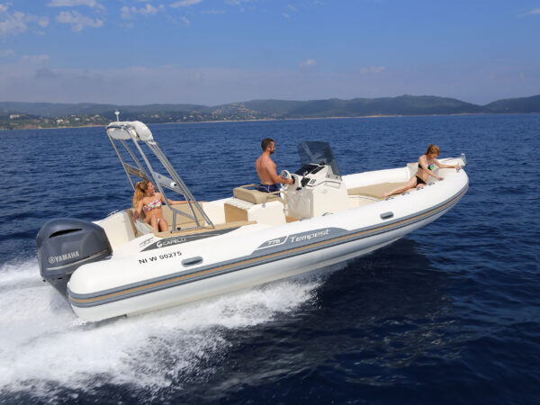 Capelli Tempest 775, rubberboot varend op zee