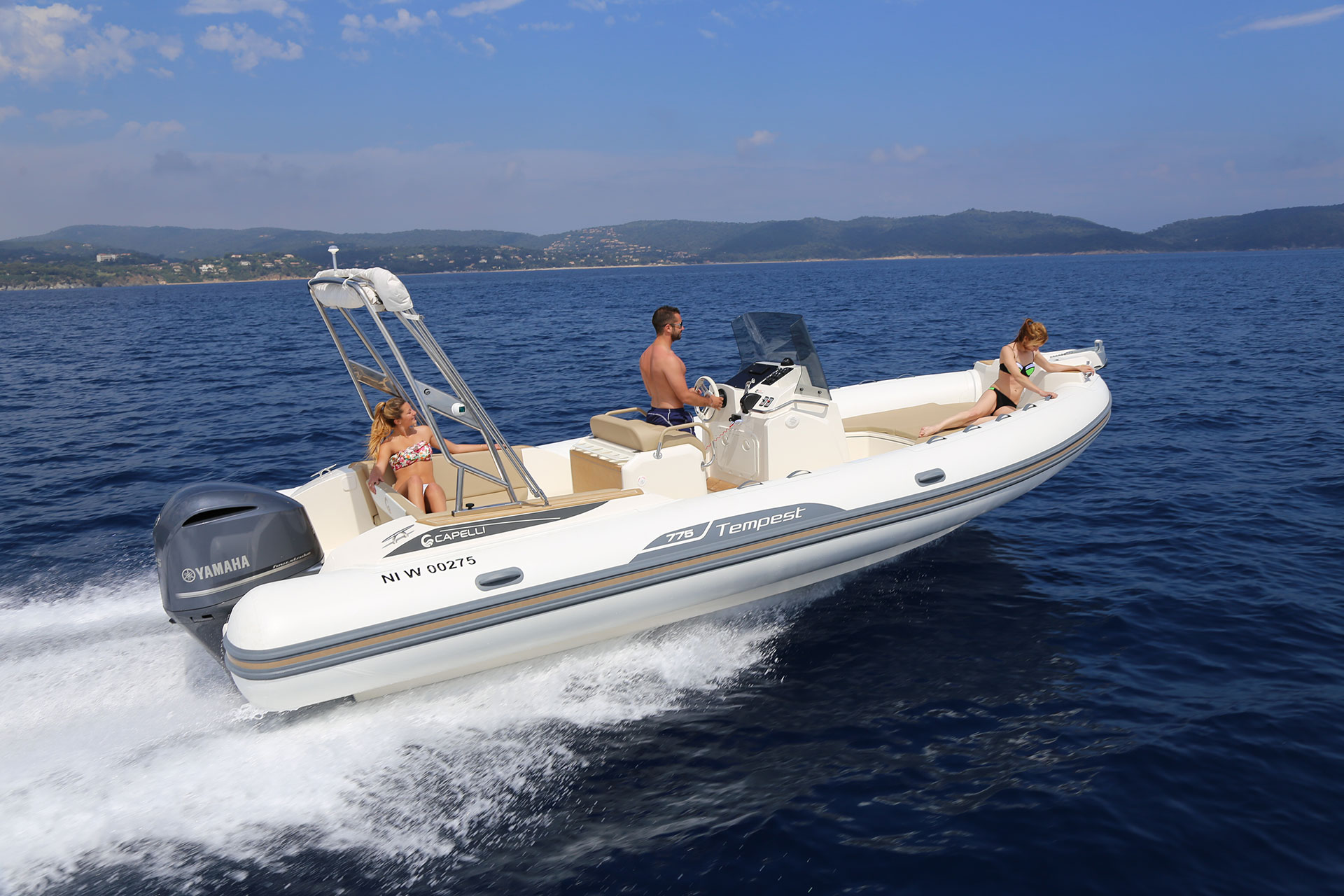 Capelli Tempest 775, rubberboot varend op zee