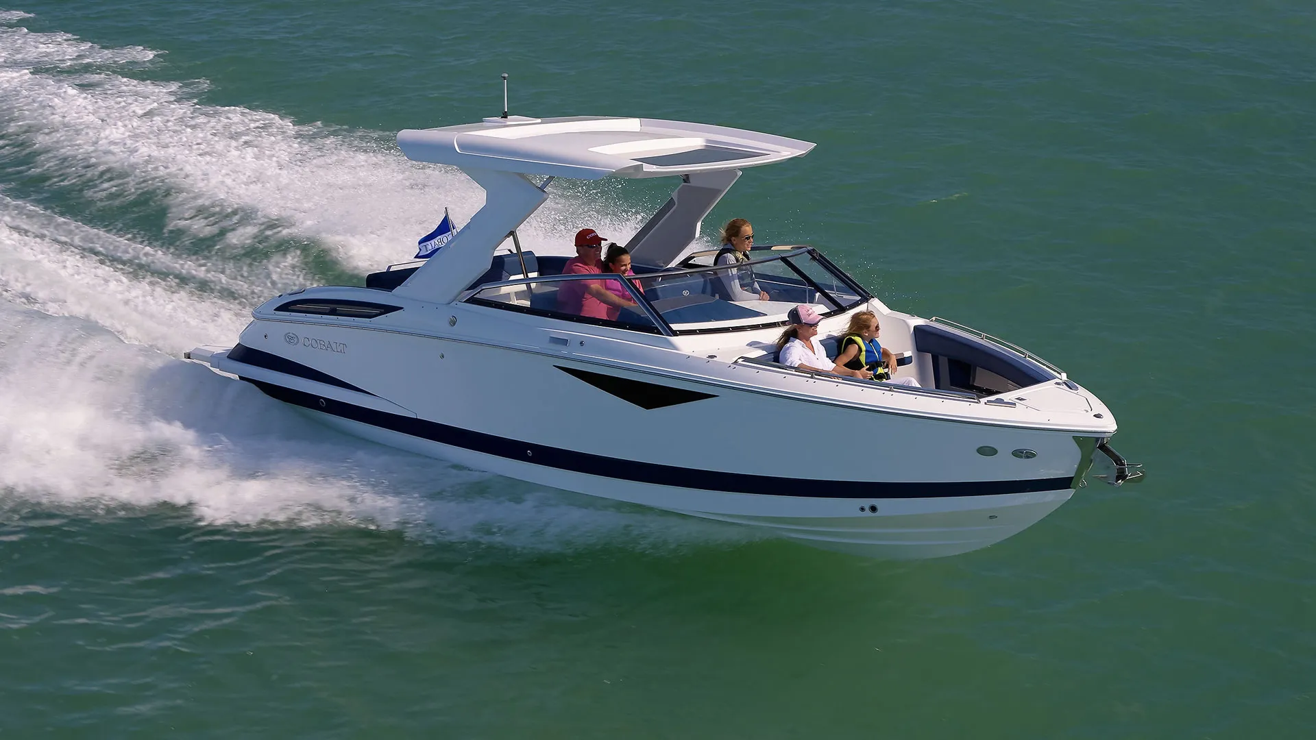 Cobalt A29, boot varend met passagiers