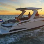 Cobalt A29, boot varend tijdens zonsondergang