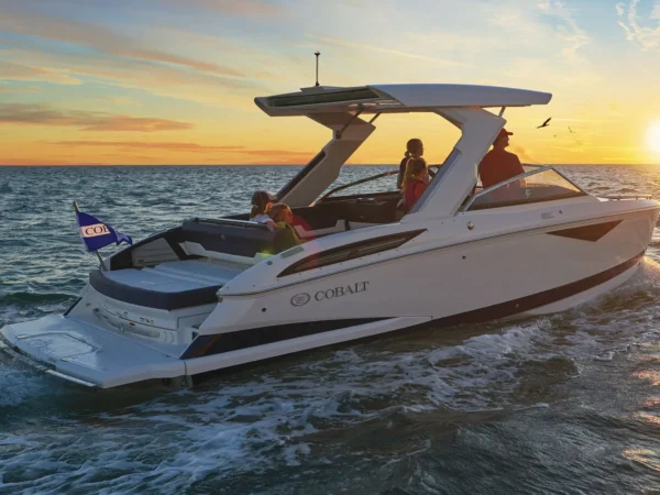 Cobalt A29, boot varend tijdens zonsondergang