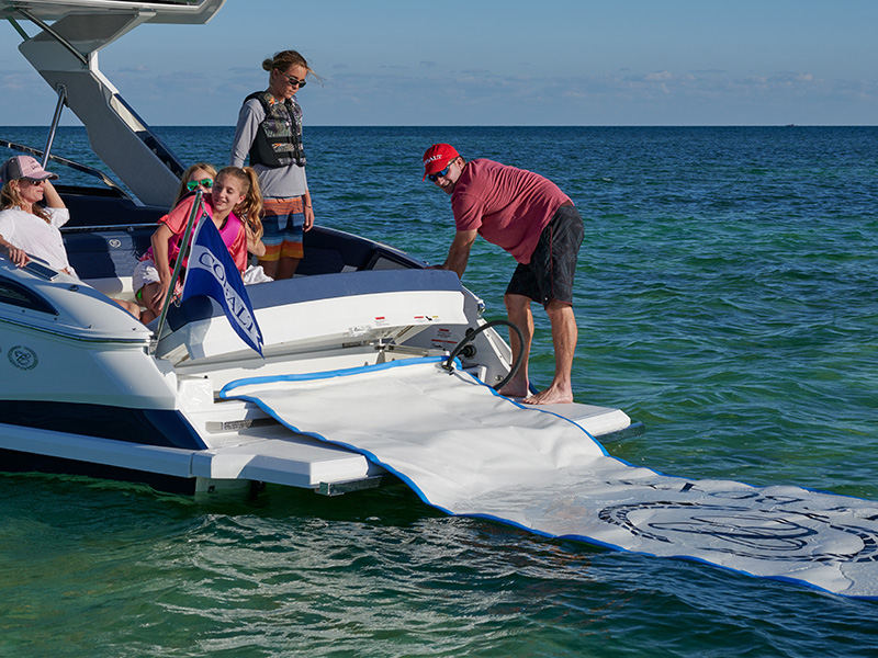 Cobalt A29, familie op boot met zwemplatform