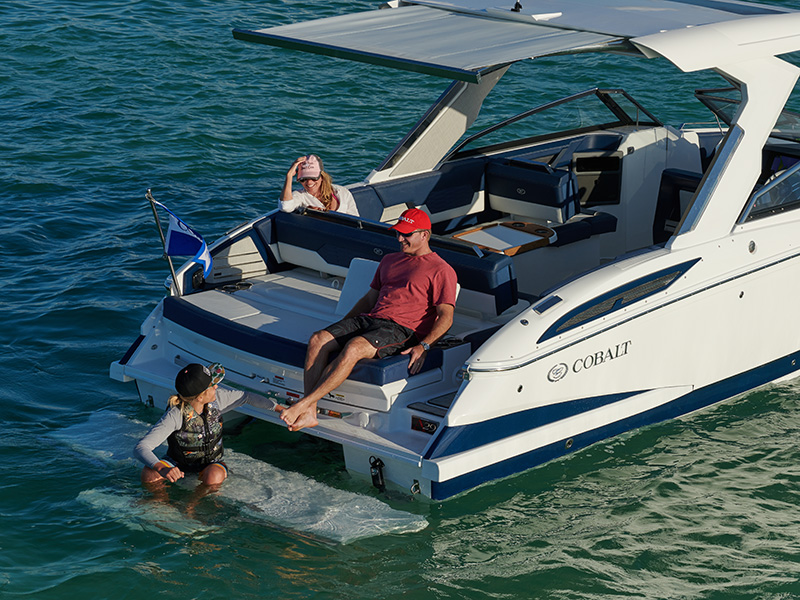 Cobalt A29, mensen genieten op boot zwemmen