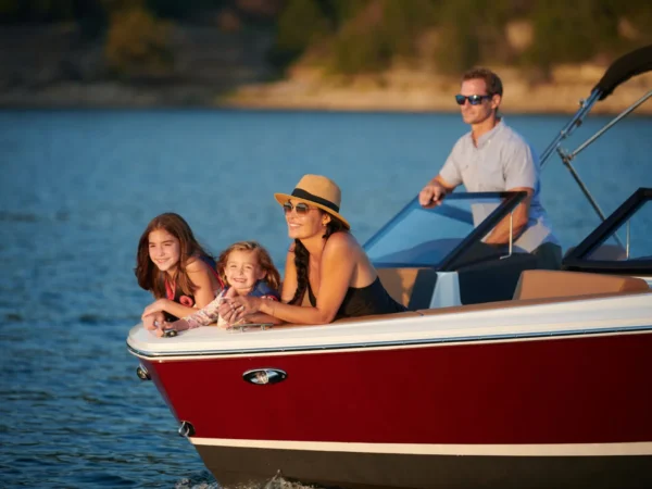 Cobalt CS22, familie op boot varend