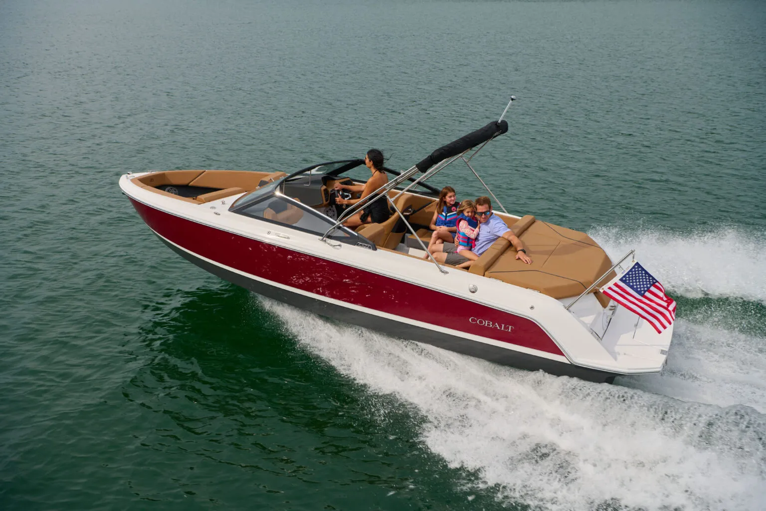 Cobalt CS22, speedboot varend met familie