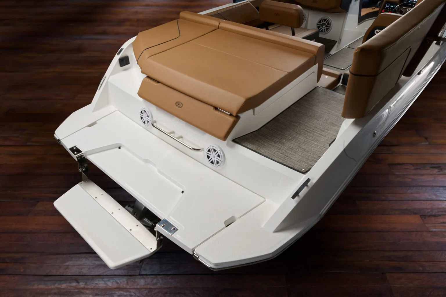 Cobalt CS22, achterdek met zwemplatform en bekleding