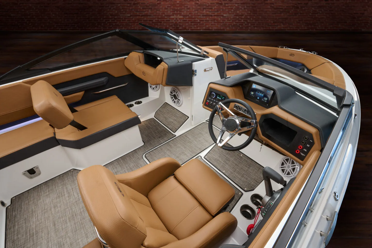 Cobalt CS22, cockpit met stuur en zitbanken
