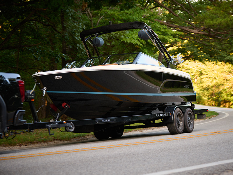 Cobalt CS23, boot op trailer achter pickup