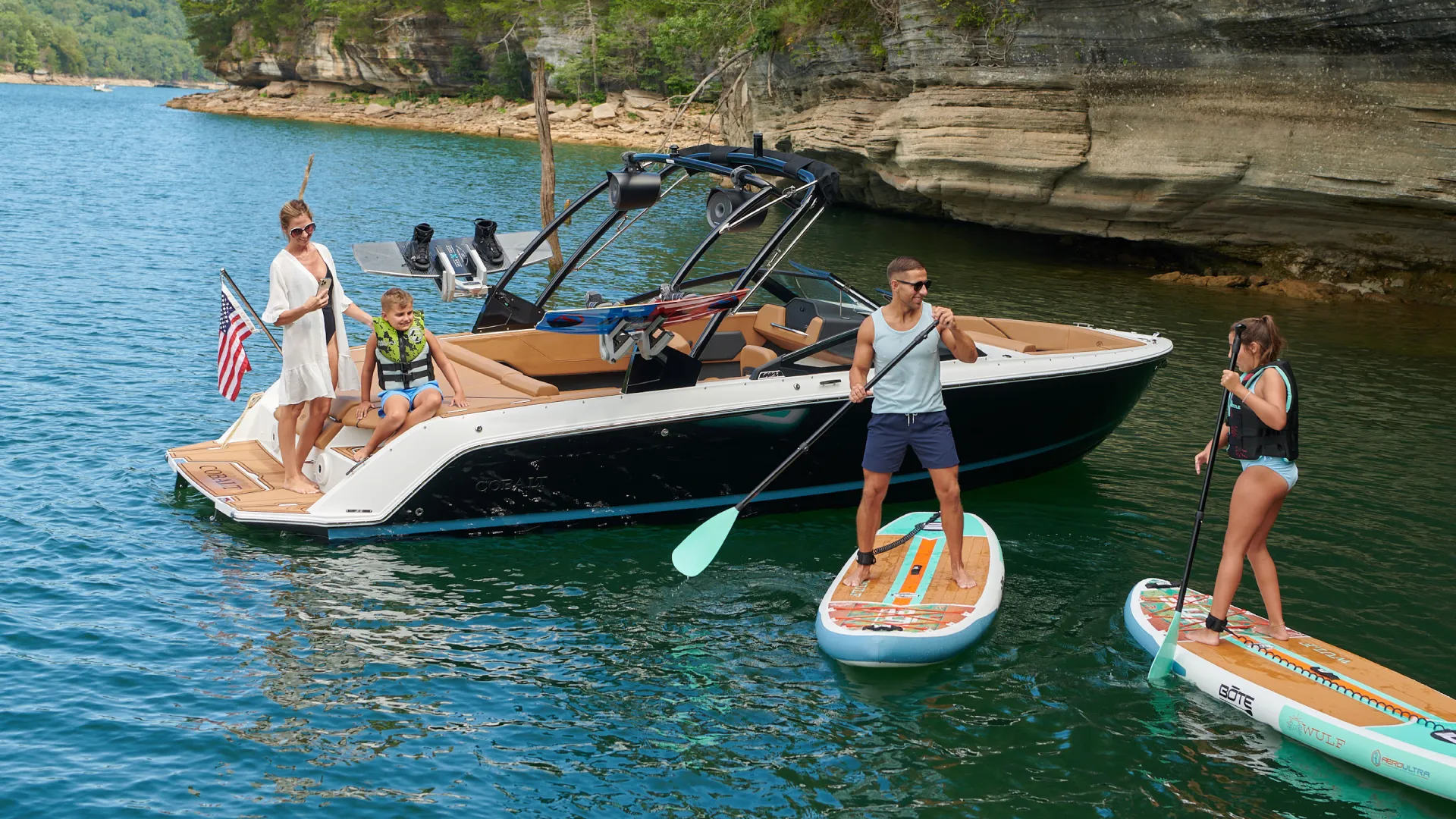 Cobalt CS23, familie op boot en suppen
