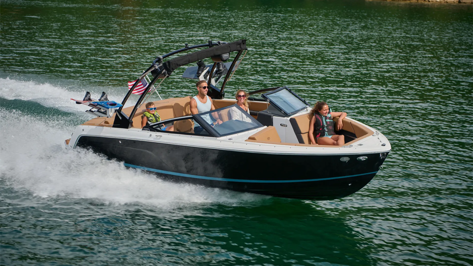 Cobalt CS23, gezin vaart snel op water