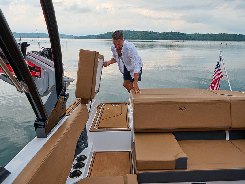 Cobalt CS23, man staat op boot