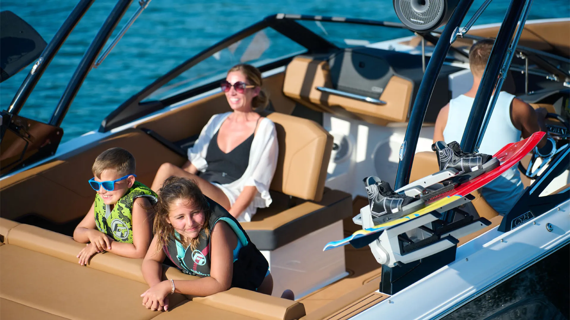 Cobalt CS23, familie op boot met waterski