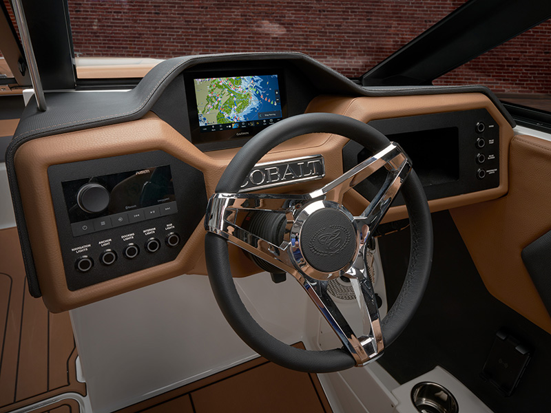 Cobalt CS23, stuurstand met navigatiescherm en dashboard
