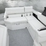 Cobalt R26, achterdek met witte zitbanken