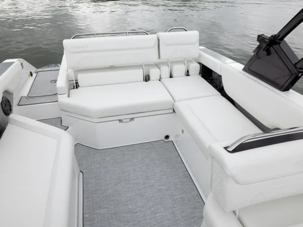 Cobalt R26, achterdek met witte zitbanken