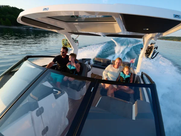 Cobalt R31, familie op varende boot