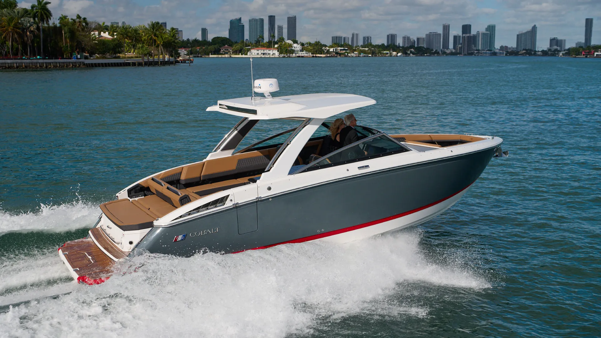 Cobalt R33, boot varend voor stadsskyline