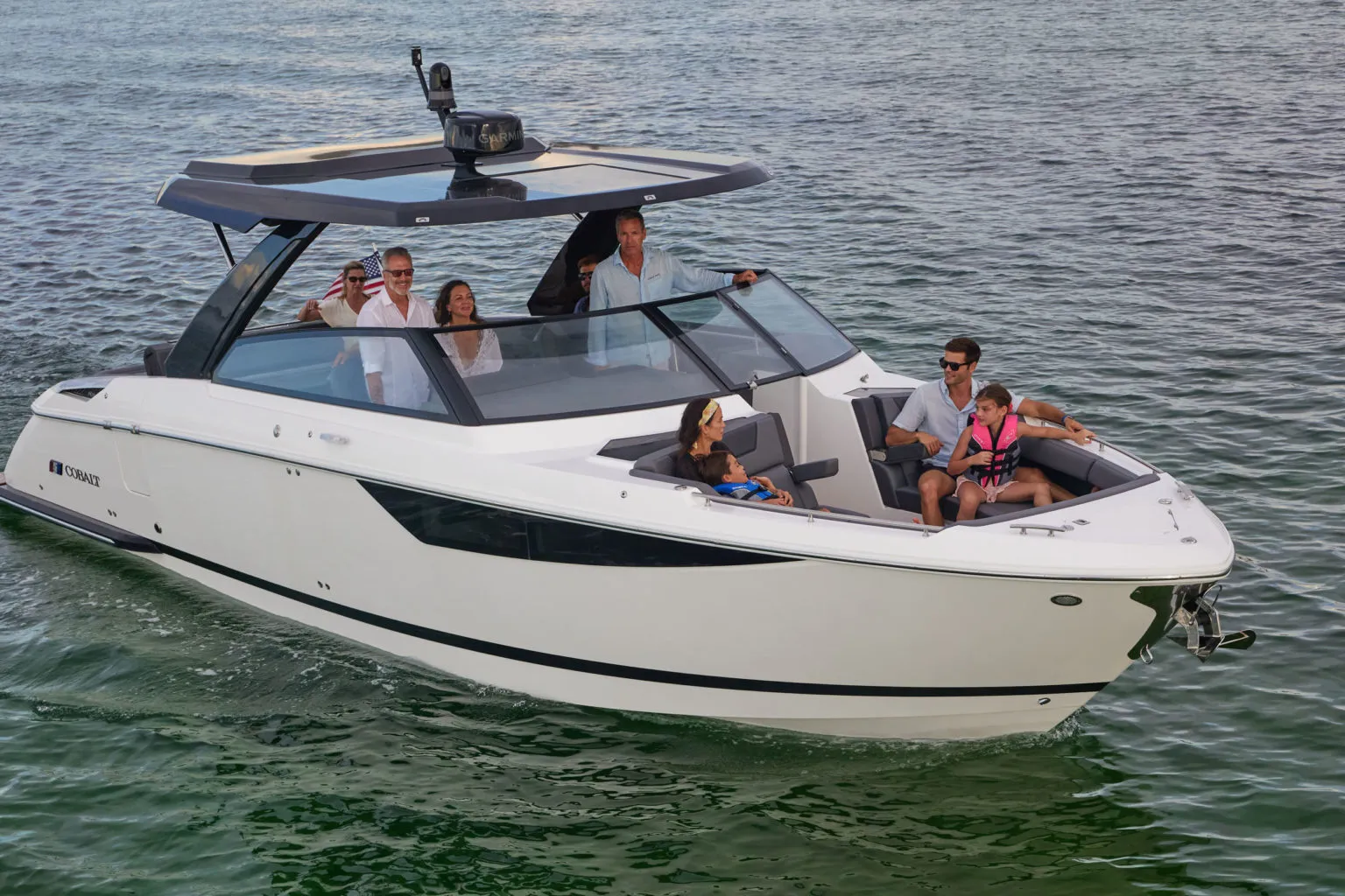 Cobalt R35, boot met familie op water