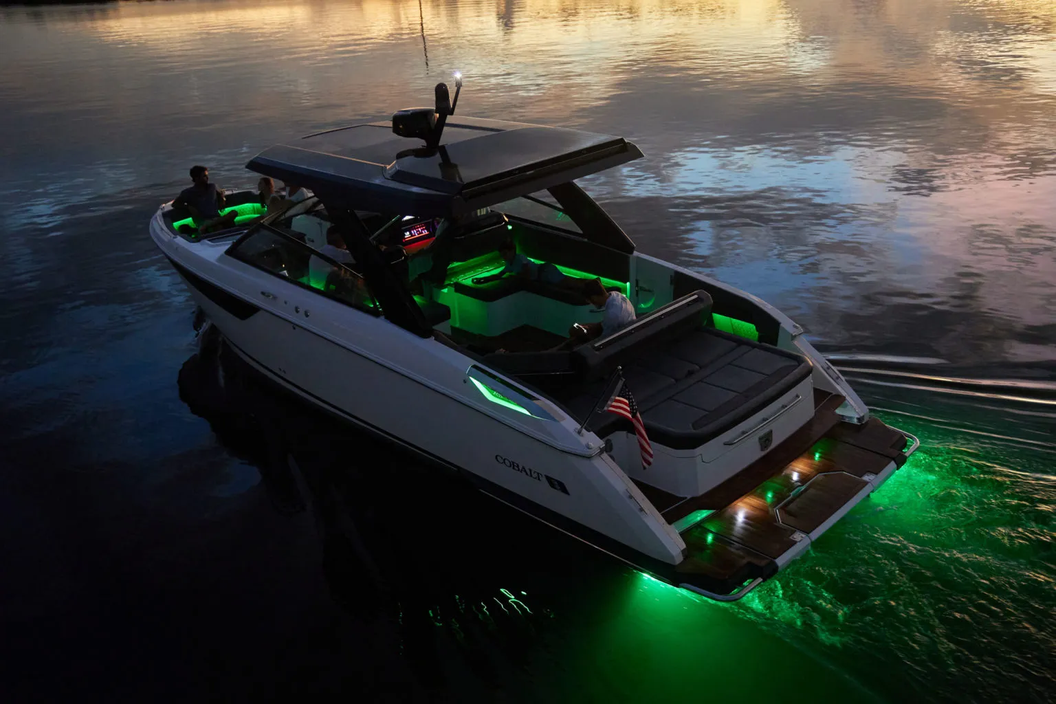 Cobalt R35, boot met groene verlichting avond