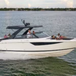 Cobalt R35, boot varend met passagiers