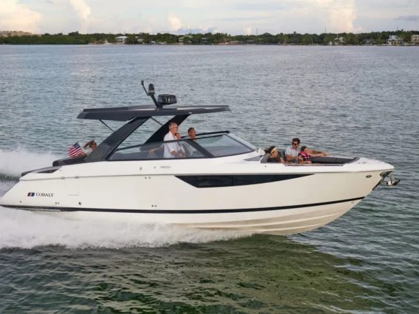 Cobalt R35, boot varend met passagiers