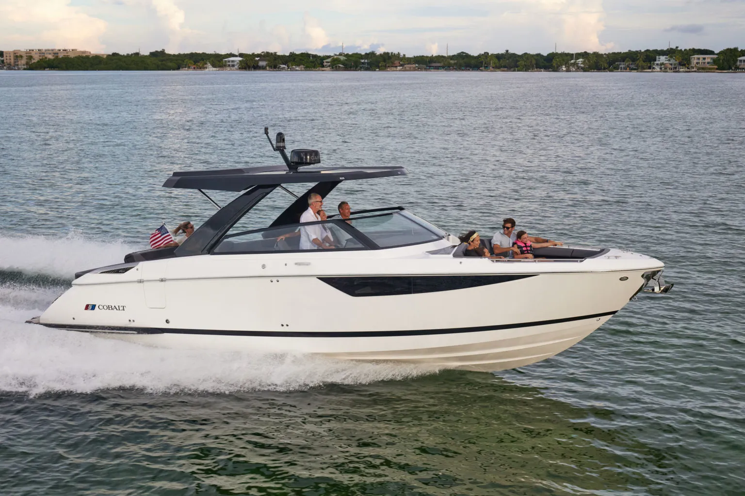 Cobalt R35, boot varend met passagiers