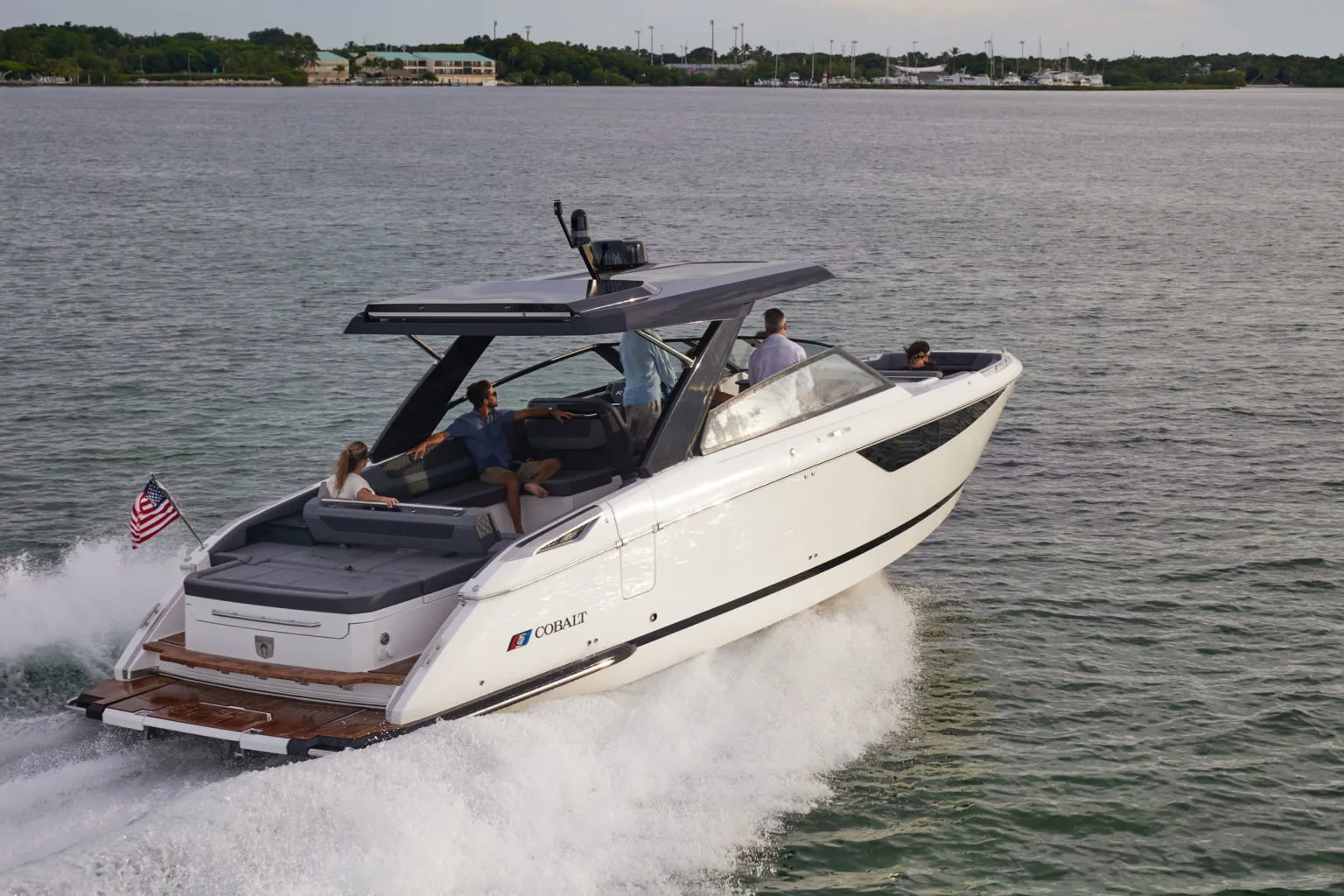 Cobalt R35, boot varend op water