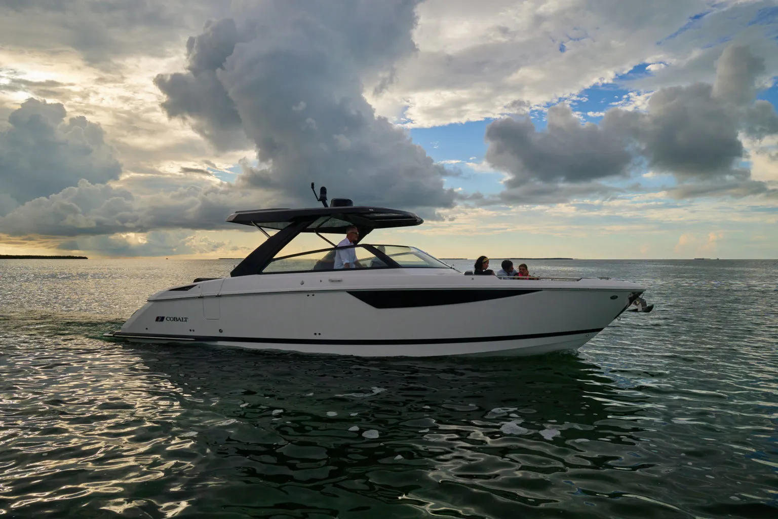 Cobalt R35, boot varend op zee
