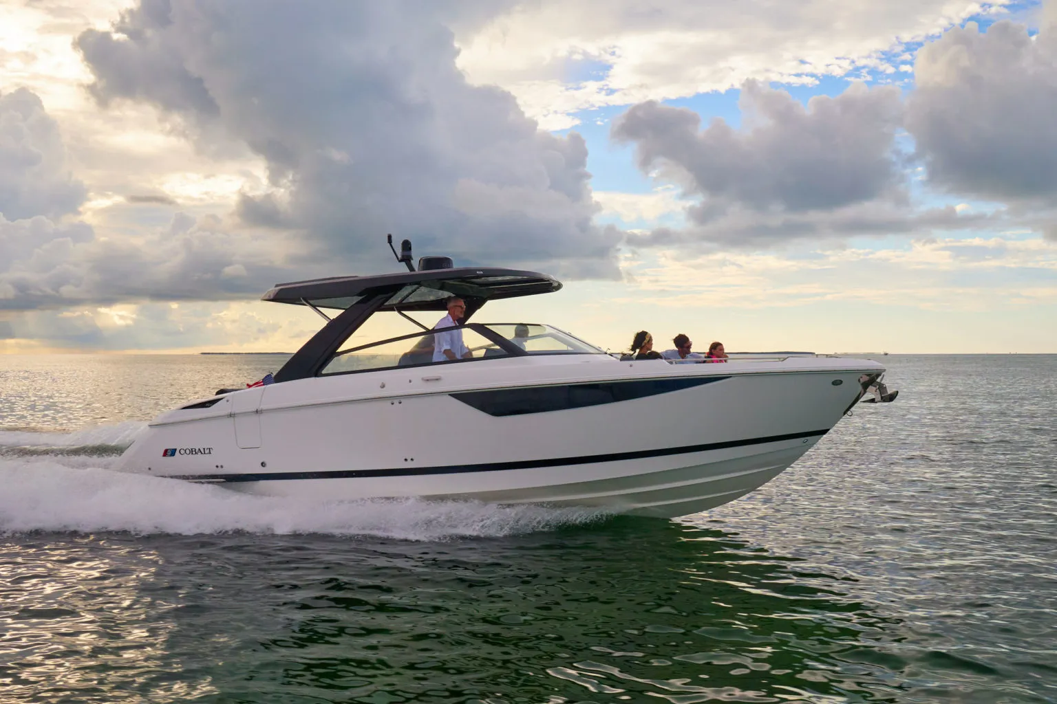 Cobalt R35, boot varend op zee