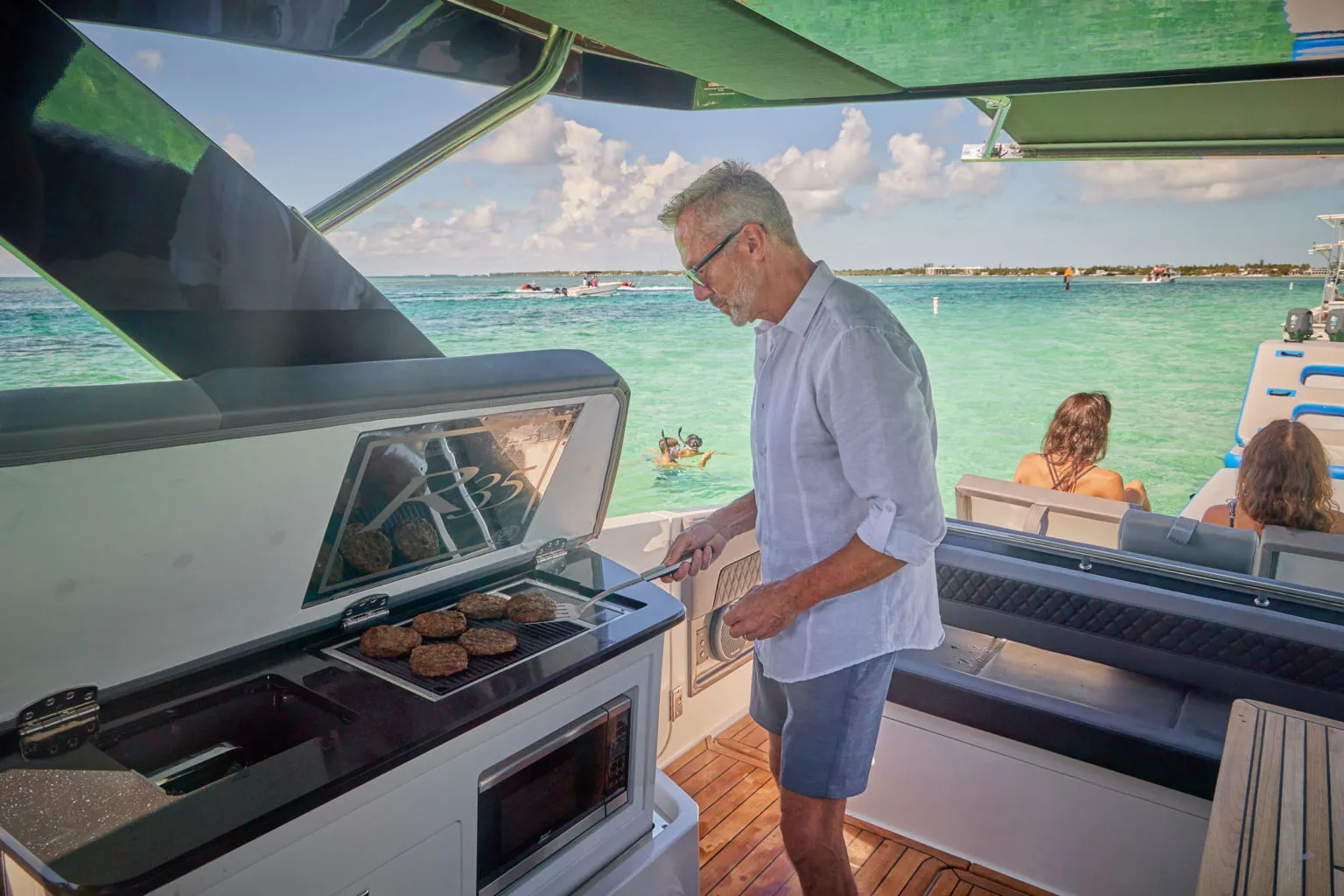 Cobalt R35, man bakt hamburgers op boot
