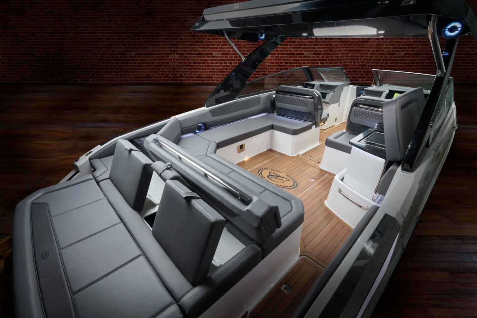 Cobalt R35, cockpit met zitbanken en teakdek