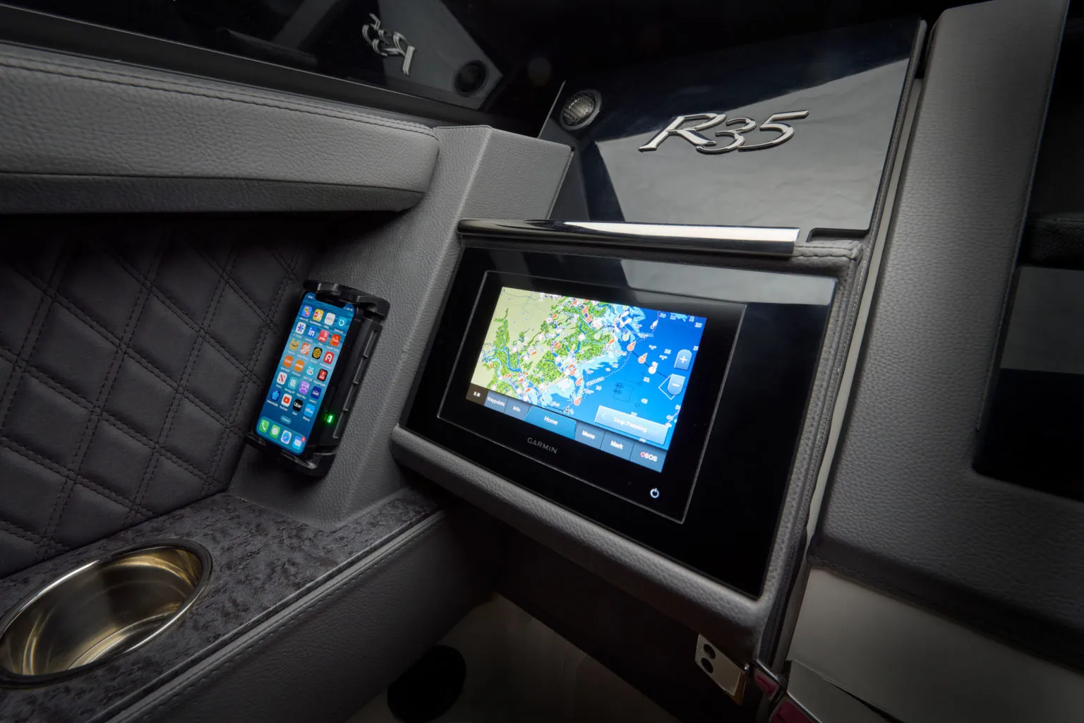 Cobalt R35, navigatiescherm met telefoonhouder dashboard