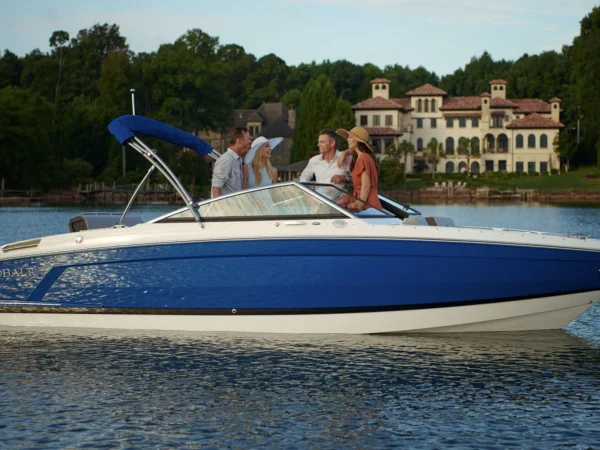 Cobalt R4, boot varend met passagiers