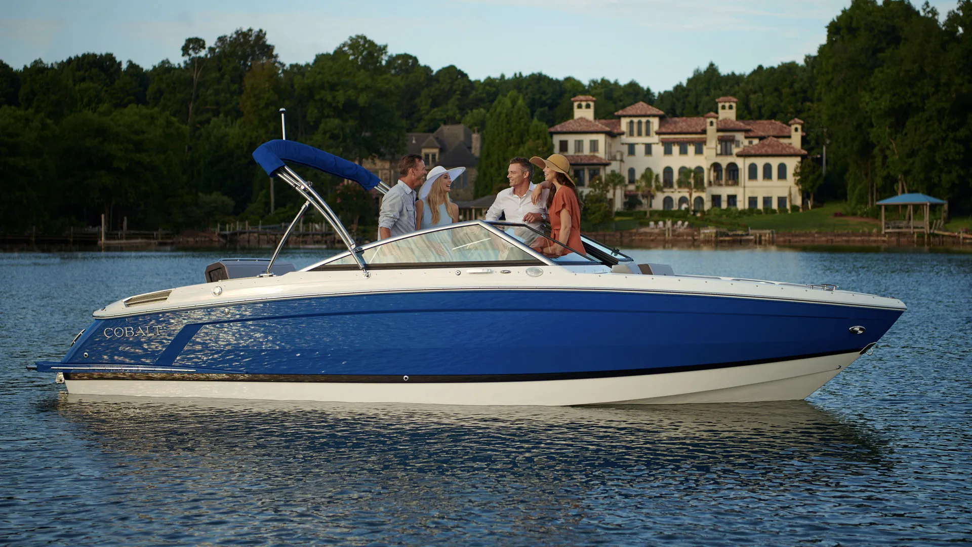 Cobalt R4, boot varend met passagiers