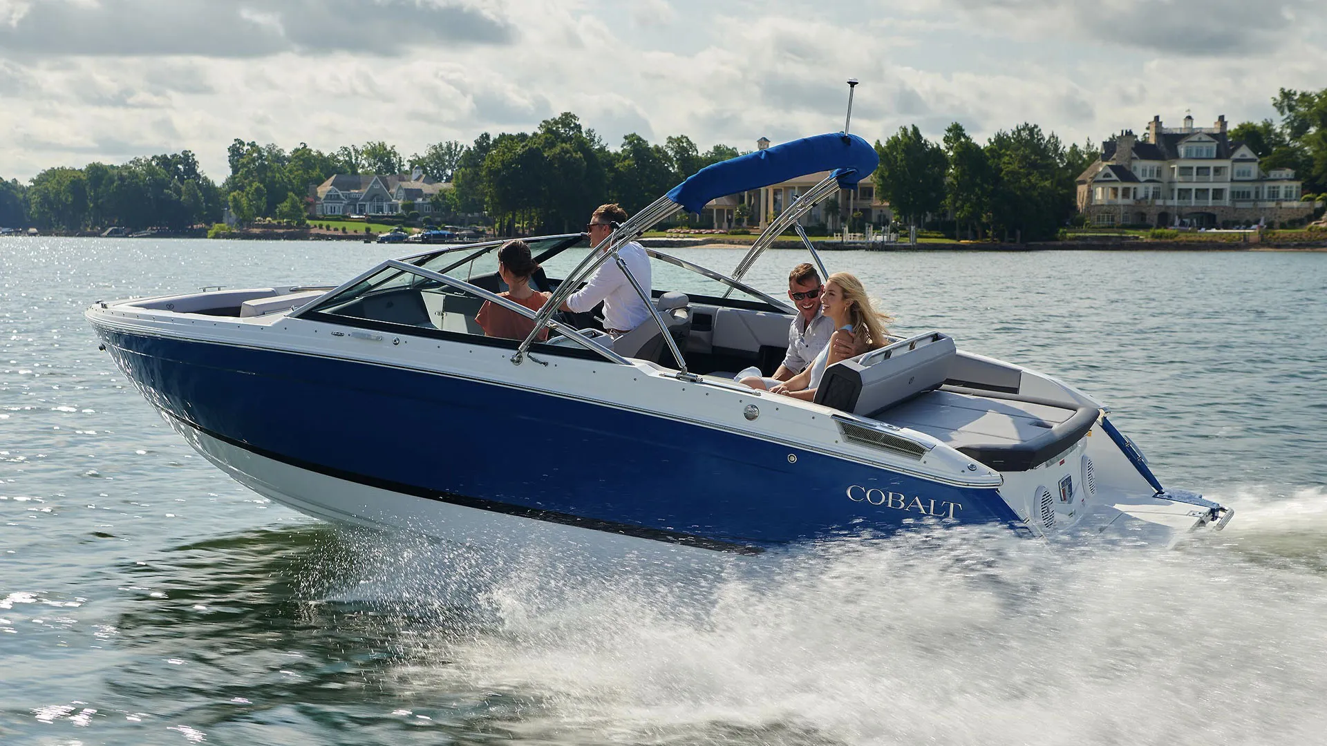 Cobalt R4, boot varend met passagiers