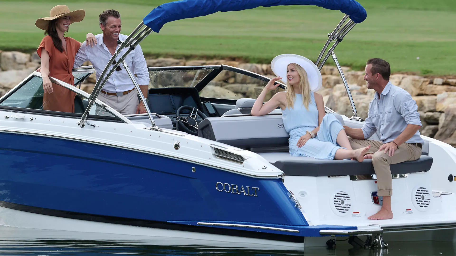 Cobalt R4, mensen ontspannen op boot