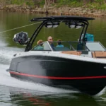 Cobalt R8, boot varend met waterskiër