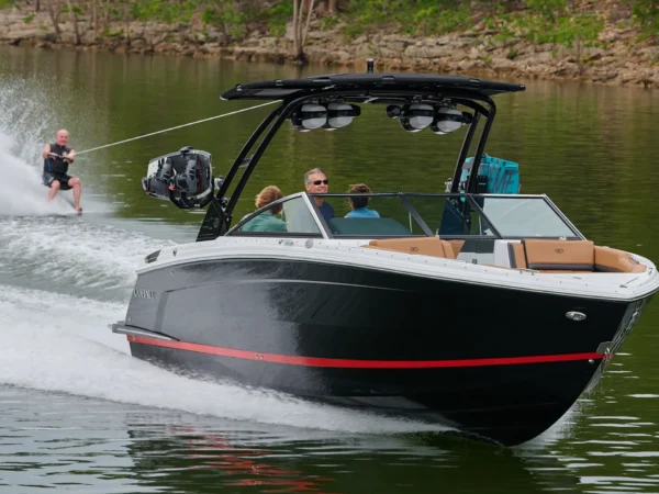 Cobalt R8, boot varend met waterskiër