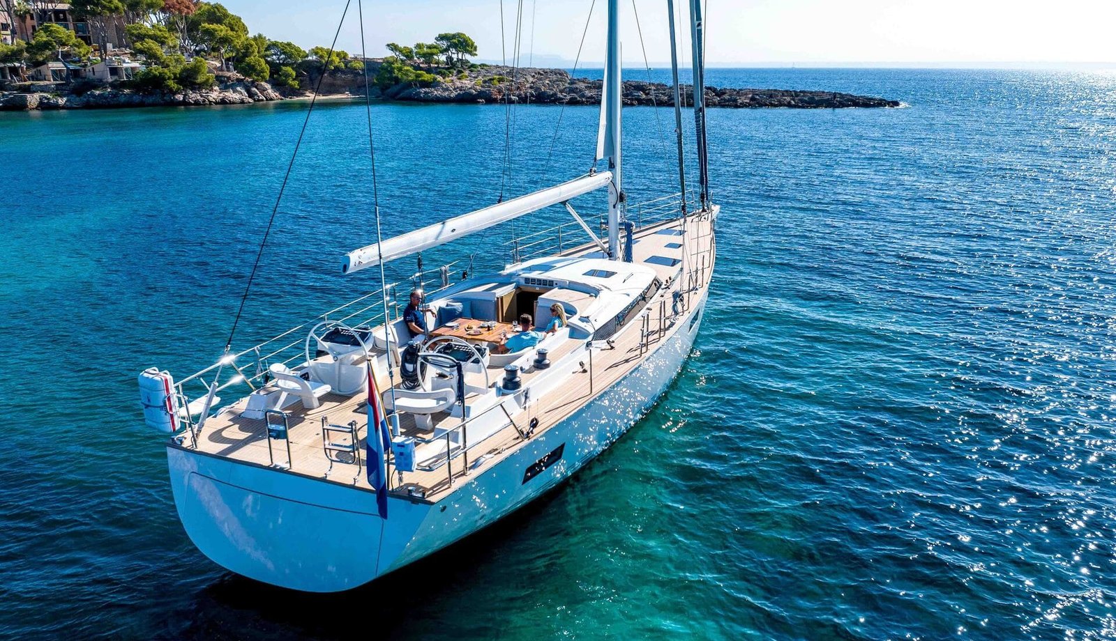 Contest 67CS, zeilboot voor anker bij kust