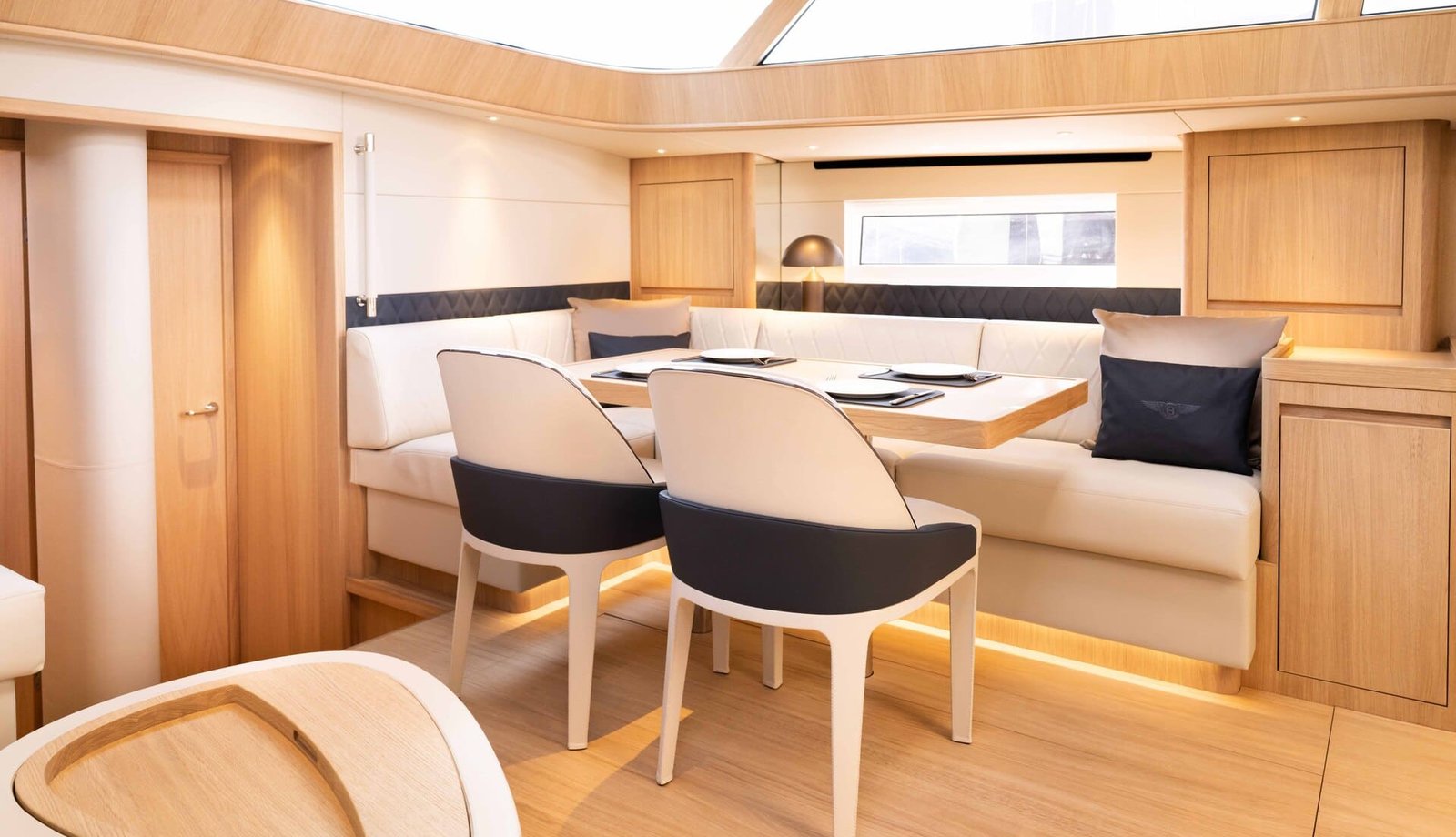 Contest 67CS, eetruimte met tafel en stoelen