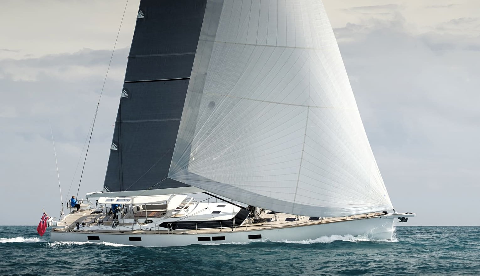 Contest 85CS, zeilboot met grote zeilen op zee