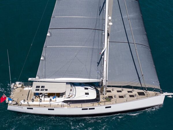 Contest 85CS, zeilboot van bovenaf gefotografeerd