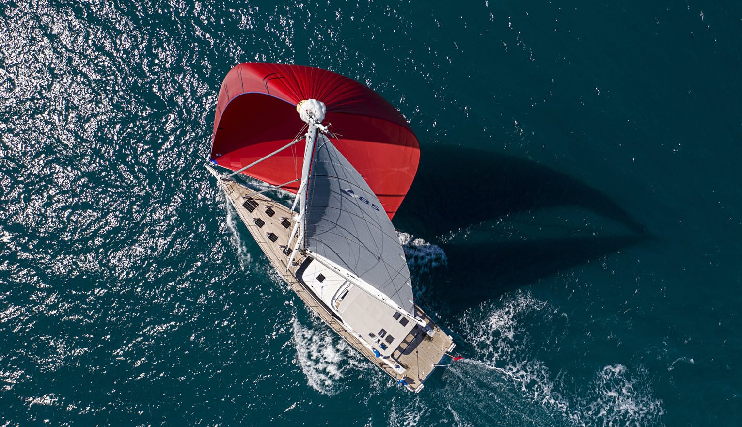 Contest 85CS, zeilboot van bovenaf met rode spinnaker